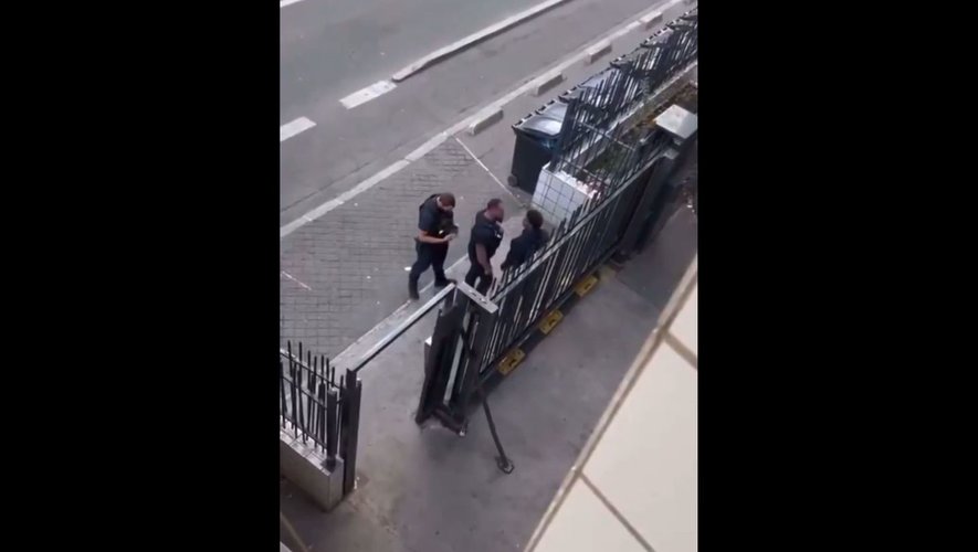 Une enquête ouverte après la diffusion d'une vidéo montrant un policier agressant un jeune à Saint-Denis