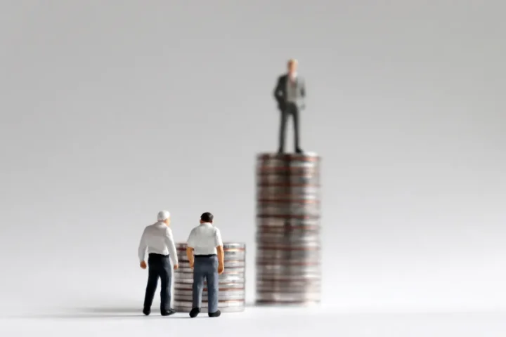 Une femme n'ayant jamais travaillé perçoit une pension de 1 600 € : une affaire qui suscite l'indignation.