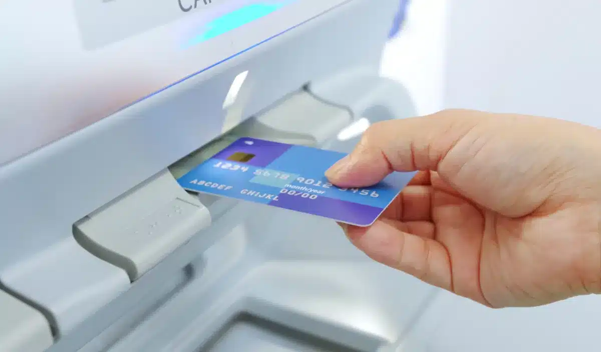 Voici comment vos retraits dans une autre banque augmentent significativement vos frais bancaires.