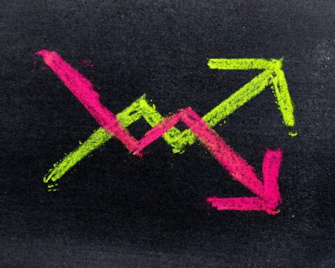 XRP et SOL montrent une force haussière alors que les traders se protègent contre une baisse de Bitcoin et Ether
