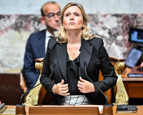 Yaël Braun-Pivet affirme que les riches doivent contribuer au budget 2026, mais refuse la taxe Zucman
