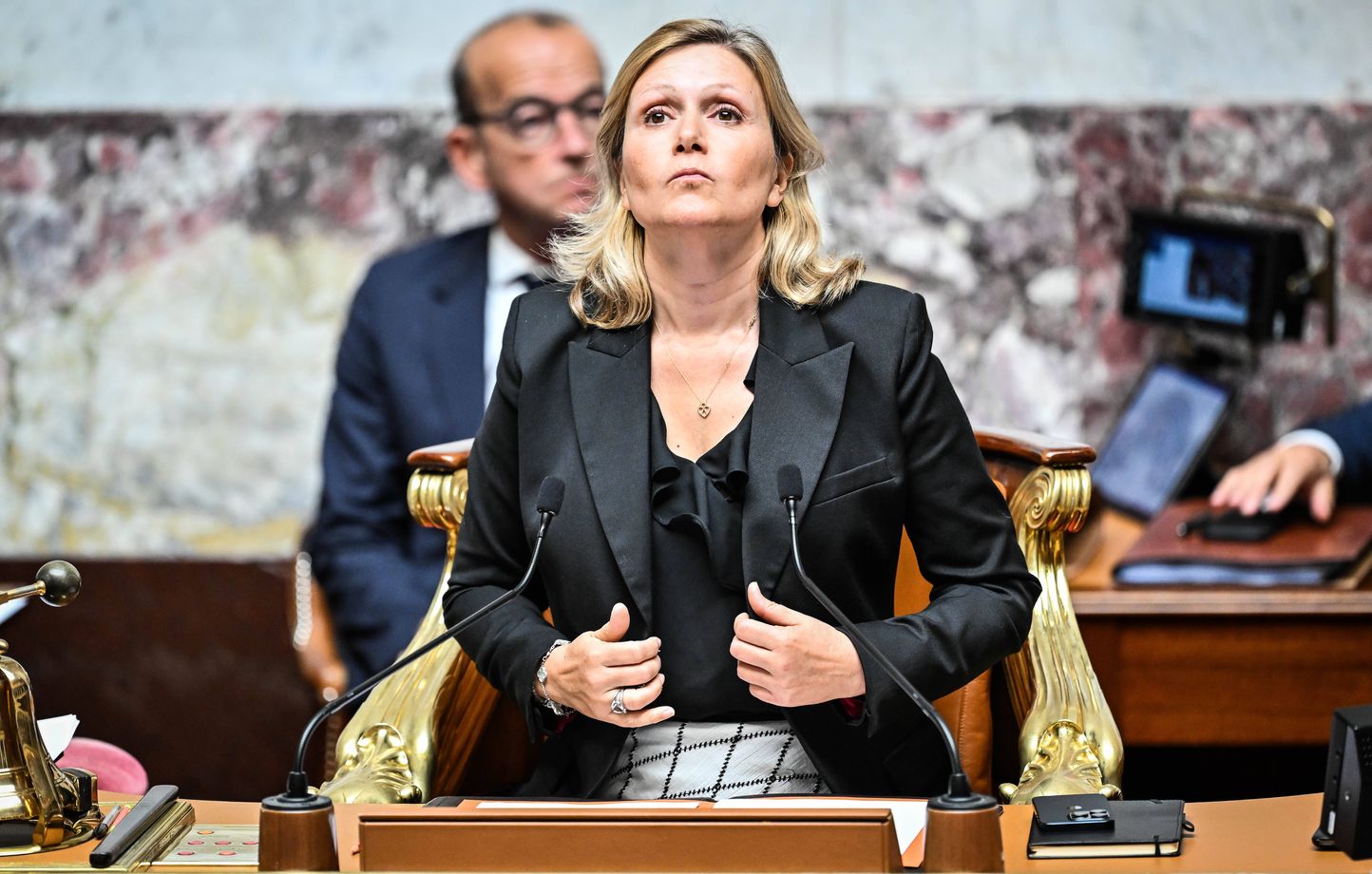 Yaël Braun-Pivet affirme que les riches doivent contribuer au budget 2026, mais refuse la taxe Zucman