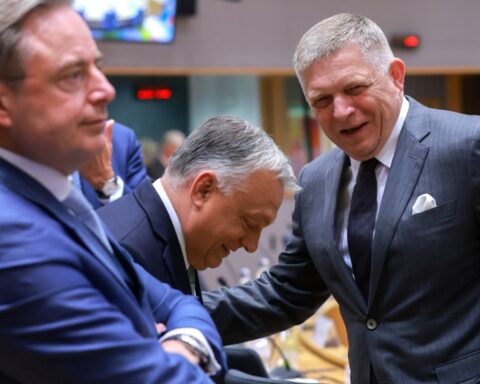 La Slovaquie bloque les sanctions de l’UE contre la Russie et réclame un débat au sommet