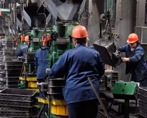 Les grandes industries russes réduisent leur semaine de travail face à la crise