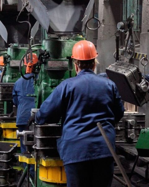 Les grandes industries russes réduisent leur semaine de travail face à la crise