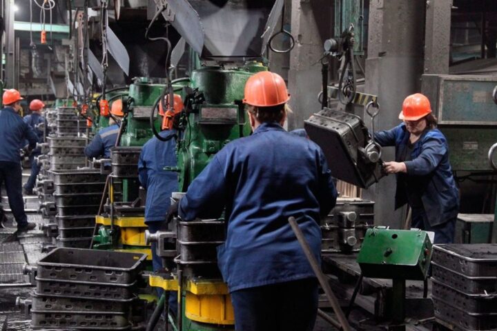 Les grandes industries russes réduisent leur semaine de travail face à la crise