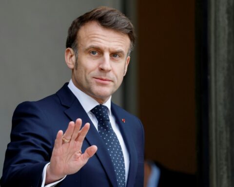 Macron avertit sur les menaces persistantes de la Russie