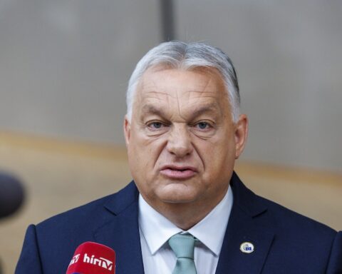 Orban cherche à contourner les sanctions américaines contre le pétrole russe
