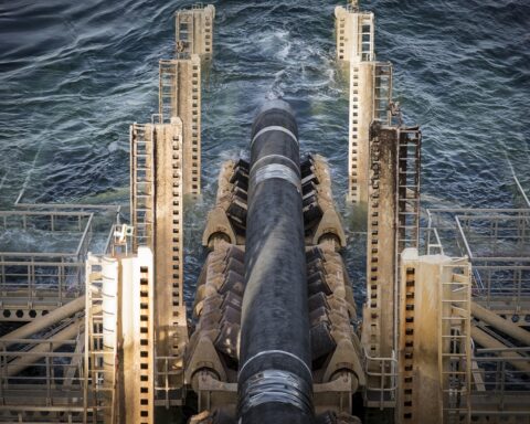 Schroeder défend la construction du gazoduc Nord Stream 2 devant le parlement régional