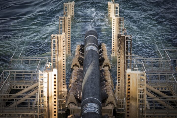 Schroeder défend la construction du gazoduc Nord Stream 2 devant le parlement régional