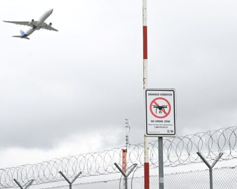 Suspension du trafic aérien à Vilnius après une intrusion massive dans l’espace aérien lituanien