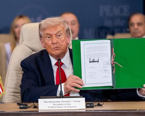 Absence d'un engagement de Trump pour une solution à deux États lors de la signature en Égypte