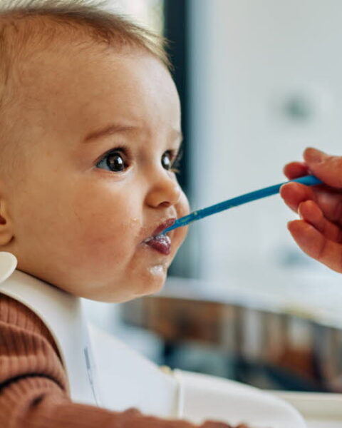 Alimentation des bébés : les erreurs nutritionnelles courantes des parents en France