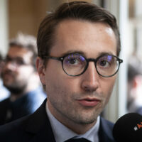 Antoine Léaument critique les sondages : des méthodes problématiques avant les élections municipales de 2026