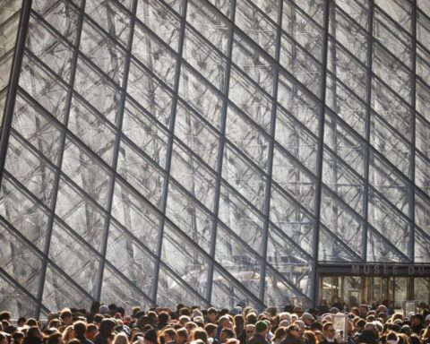Arrestation d'un suspect du vol des joyaux napoléoniens au Louvre en France