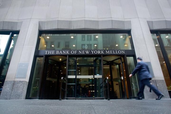 BNY Mellon explore le développement d'infrastructures de stablecoins sans plan de lancement immédiat