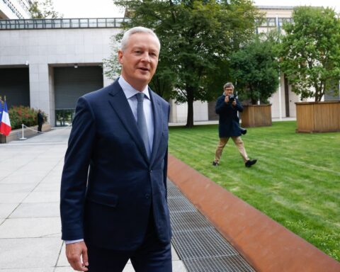 Bruno Le Maire démissionne du gouvernement français et reprend son poste d'enseignant en Suisse