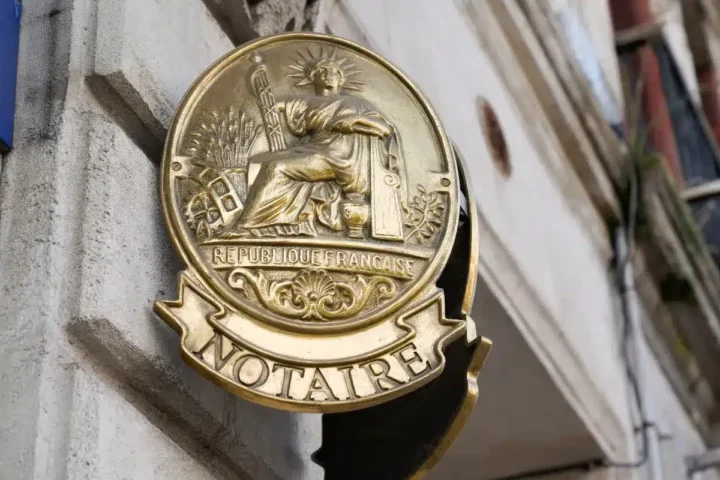 Ce que les notaires ne vous révèlent jamais pour économiser des milliers d'euros sur les frais de succession.