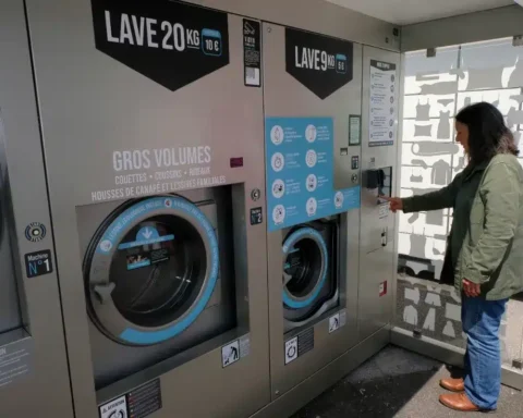 Ces mystérieux personnages lavent leur linge sur le parking et suscitent l'intrigue