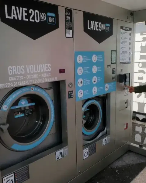 Ces mystérieux personnages lavent leur linge sur le parking et suscitent l'intrigue
