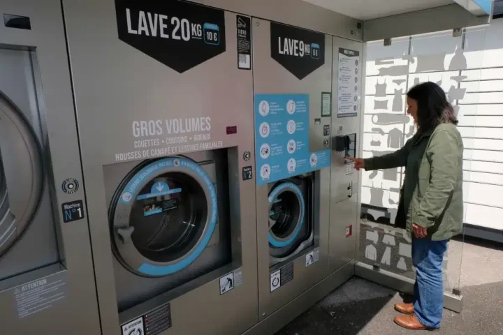 Ces mystérieux personnages lavent leur linge sur le parking et suscitent l'intrigue