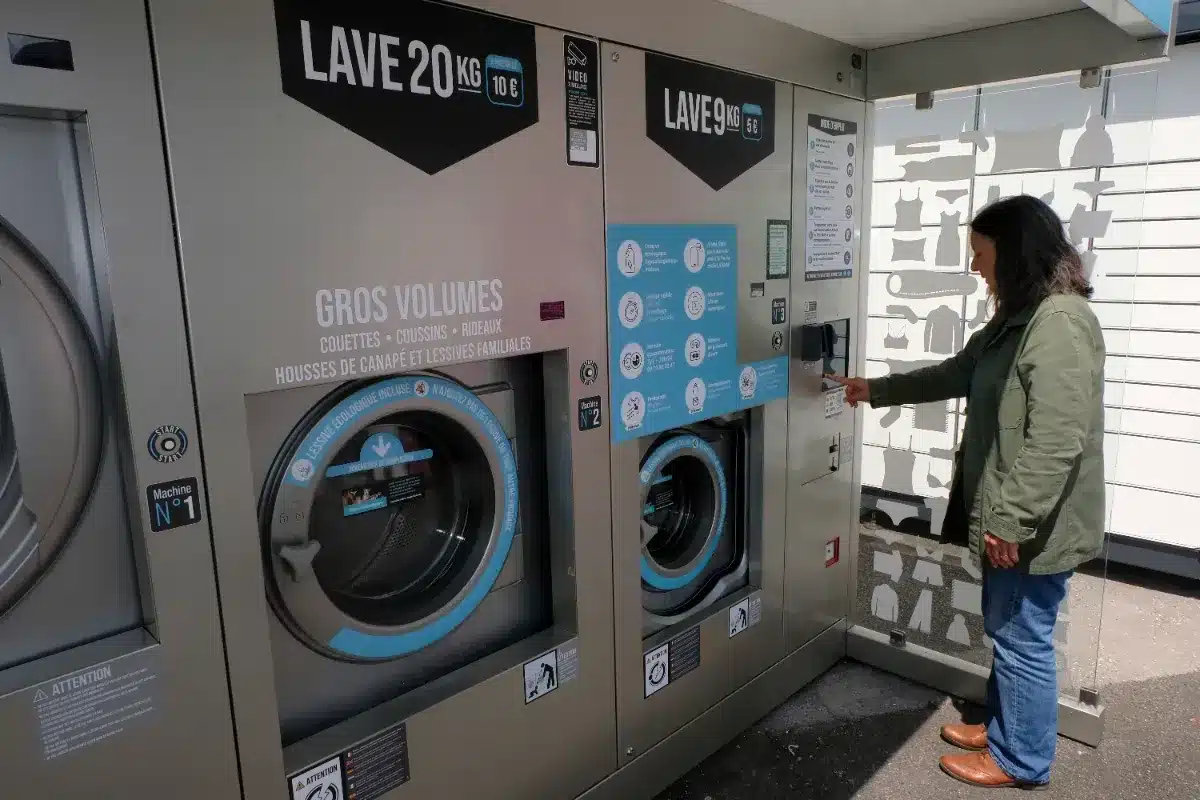 Ces mystérieux personnages lavent leur linge sur le parking et suscitent l'intrigue