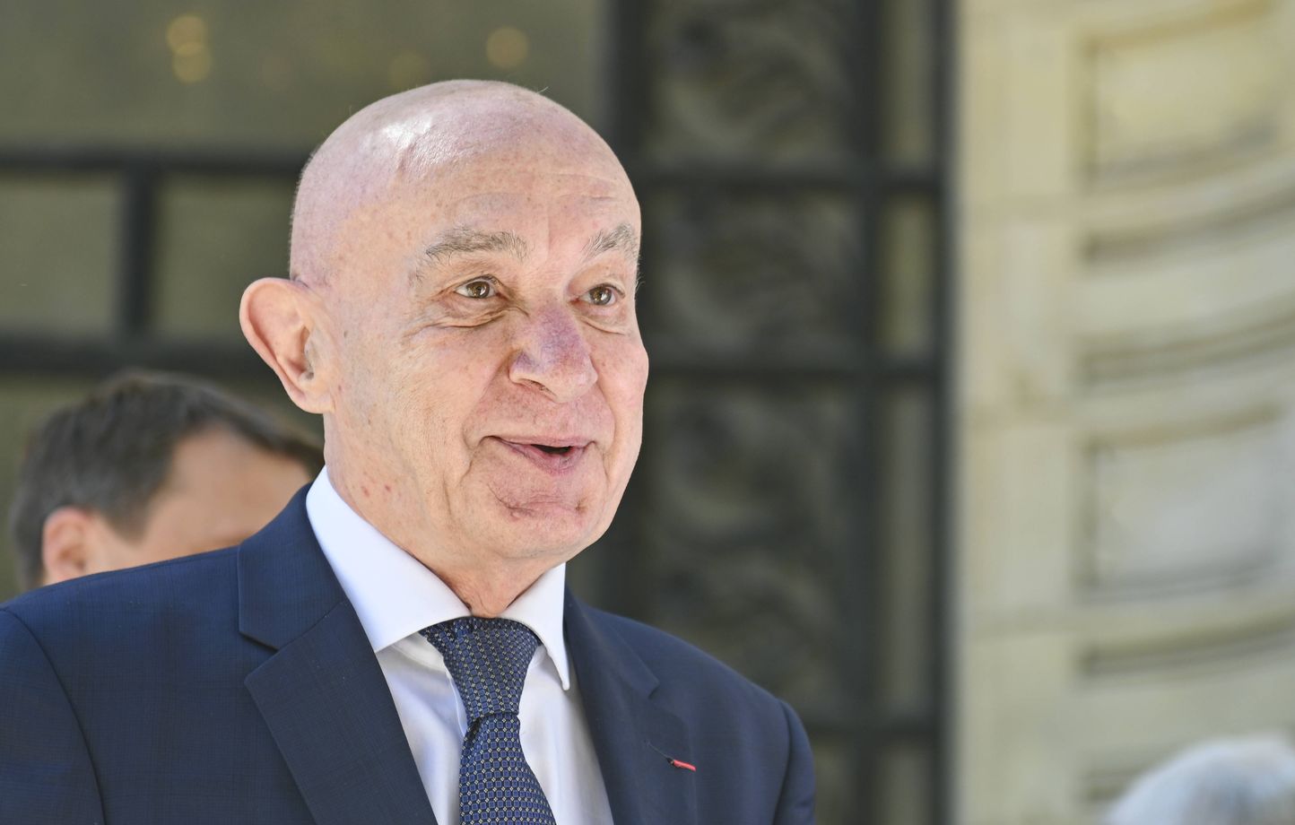 Claude Malhuret critique la taxe Zucman avec une fable controversée au Sénat