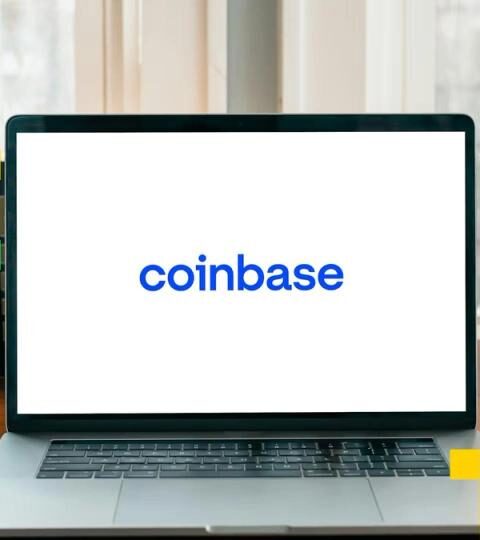Coinbase introduit le programme "Blue Carpet" et ajoute le token BNB à son roadmap