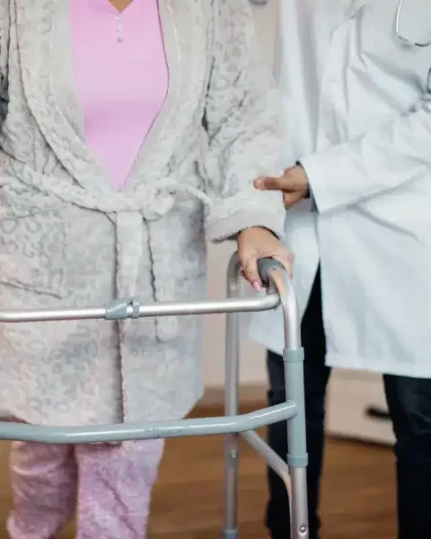 Controverse en France : des étrangers pourraient percevoir une pension de 1 000 € sans avoir cotisé.