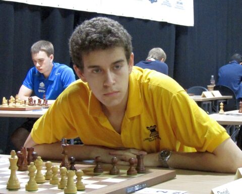 Daniel Naroditsky, grand maître d’échecs, décède à 29 ans, laissant un vide immense dans le milieu