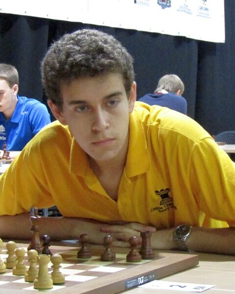 Daniel Naroditsky, grand maître d’échecs, décède à 29 ans, laissant un vide immense dans le milieu
