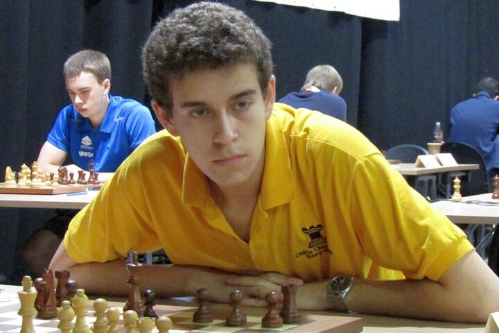 Daniel Naroditsky, grand maître d’échecs, décède à 29 ans, laissant un vide immense dans le milieu