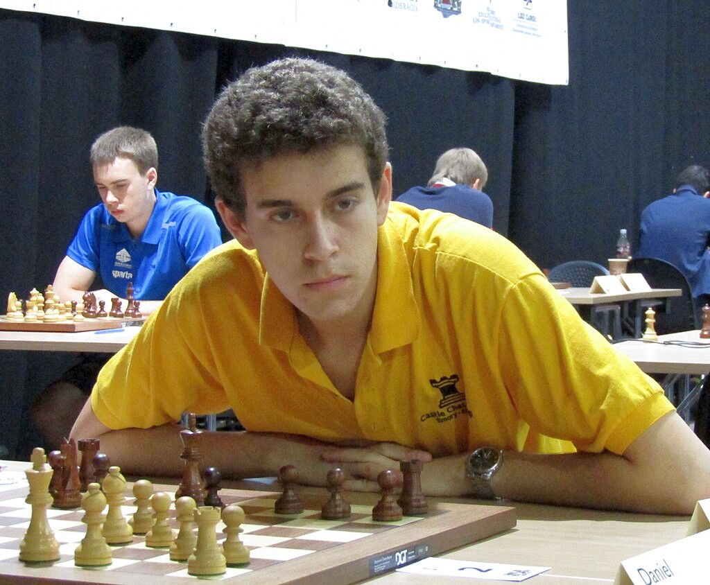Daniel Naroditsky, grand maître d’échecs, décède à 29 ans, laissant un vide immense dans le milieu