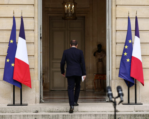 Démission surprise de Sébastien Lecornu : des électeurs expriment leur désillusion face à la crise politique