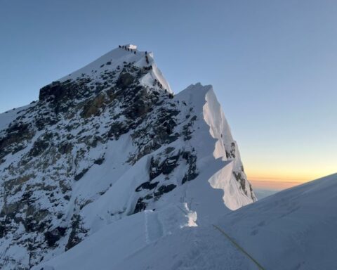 Des centaines de randonneurs bloqués au mont Everest suite à une tempête de neige