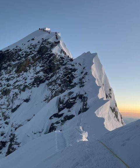 Des centaines de randonneurs bloqués au mont Everest suite à une tempête de neige