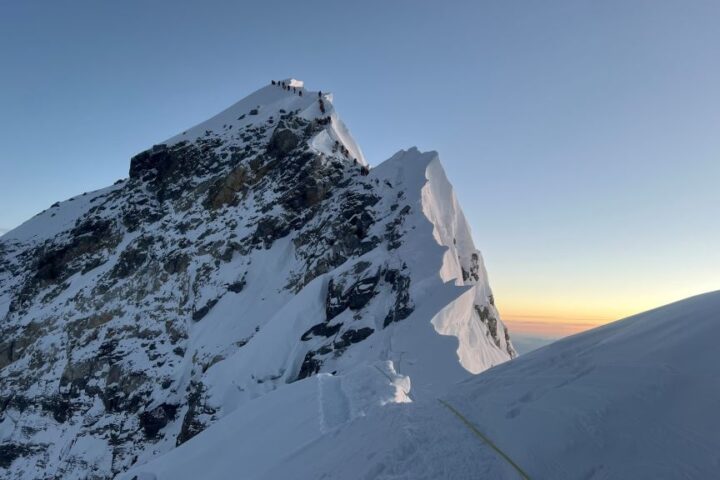 Des centaines de randonneurs bloqués au mont Everest suite à une tempête de neige