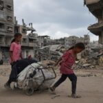 Destruction massive à Gaza alors que Trump se rend dans la région pour négocier un accord de paix