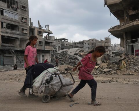 Destruction massive à Gaza alors que Trump se rend dans la région pour négocier un accord de paix