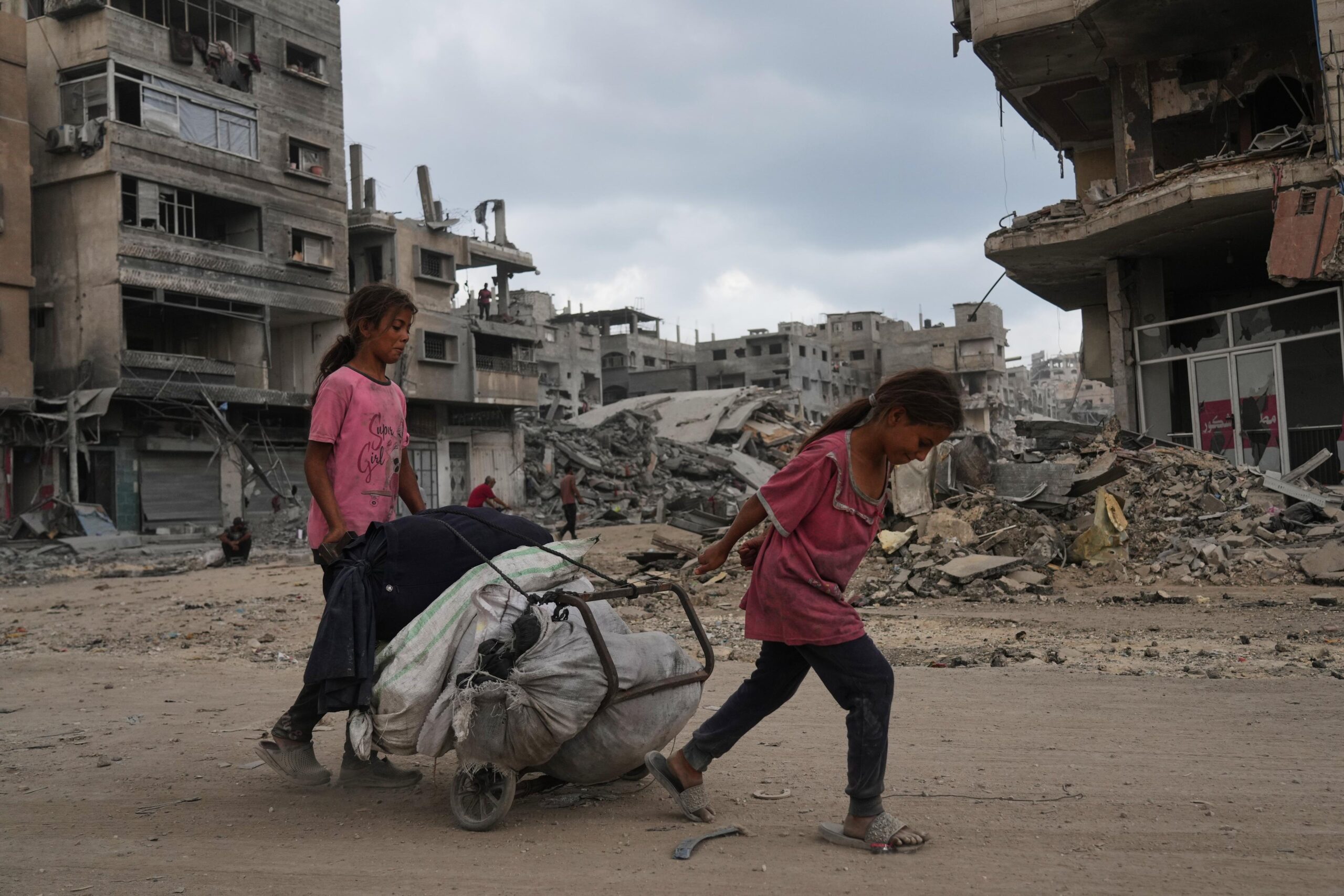 Destruction massive à Gaza alors que Trump se rend dans la région pour négocier un accord de paix