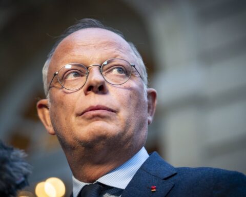 Édouard Philippe appelle Emmanuel Macron à quitter l'Élysée pour éviter une crise politique prolongée