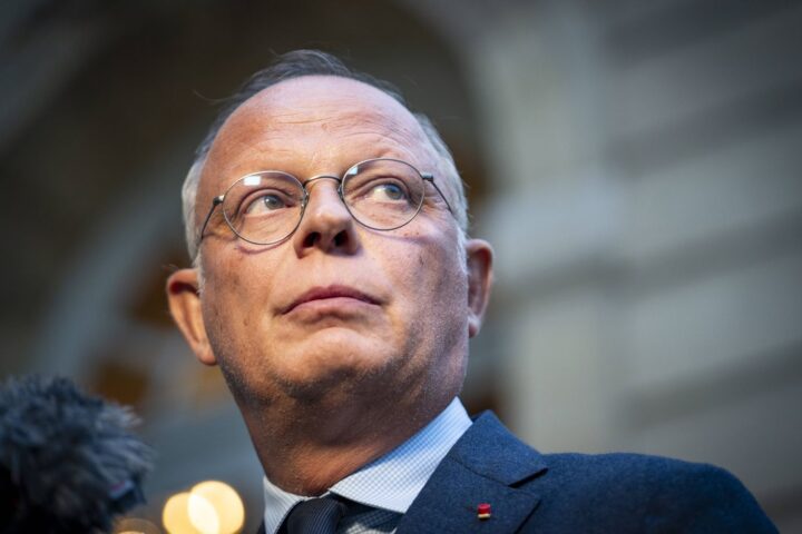 Édouard Philippe appelle Emmanuel Macron à quitter l'Élysée pour éviter une crise politique prolongée