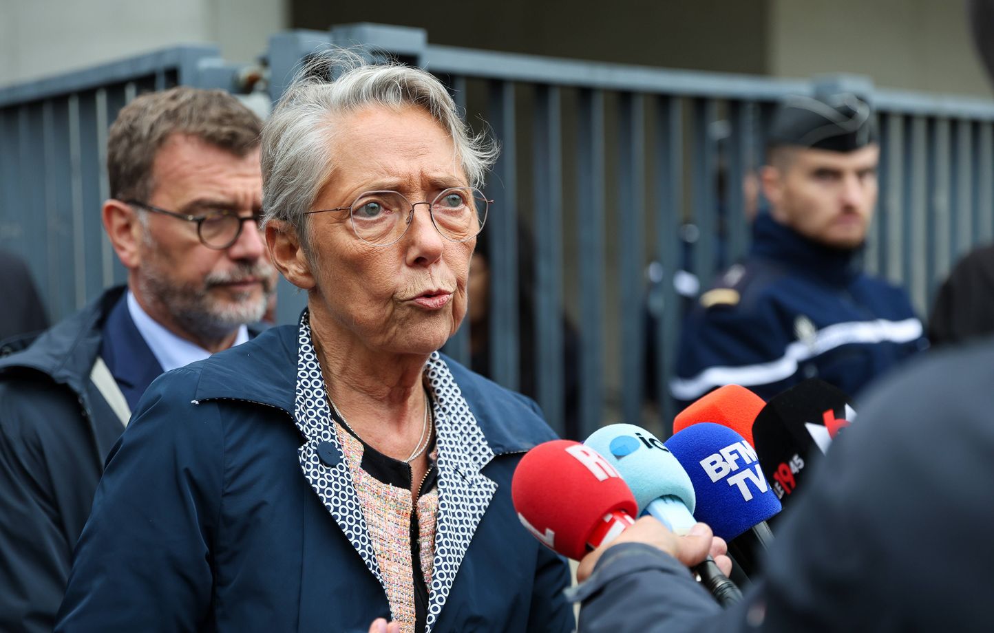 Élisabeth Borne ouverte à une suspension de sa réforme des retraites en plein crise politique en France