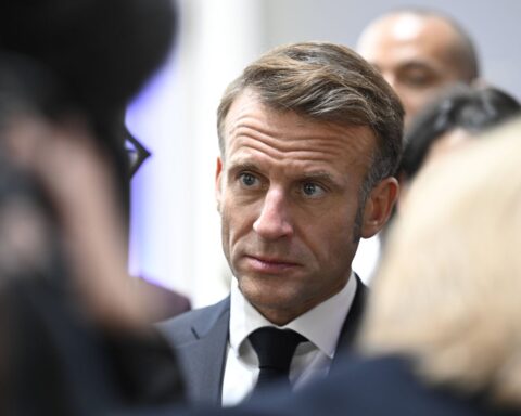 Emmanuel Macron face à la crise gouvernementale : une dissolution inévitable ?