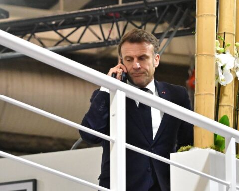 Emmanuel Macron initie un débat sur l'impact des réseaux sociaux sur la démocratie avant les élections de 2026 et 2027