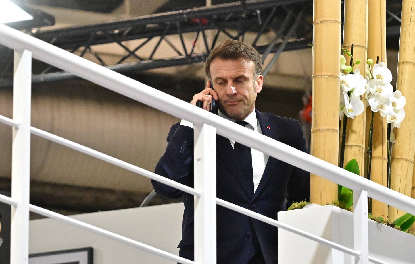 Emmanuel Macron initie un débat sur l'impact des réseaux sociaux sur la démocratie avant les élections de 2026 et 2027