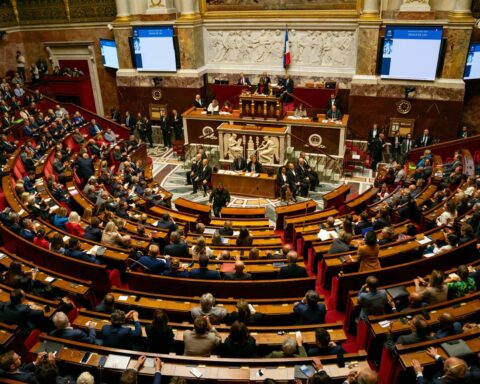 Examen des motions de censure de LFI et du RN prévu jeudi matin à l'Assemblée nationale