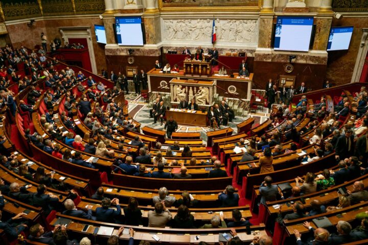 Examen des motions de censure de LFI et du RN prévu jeudi matin à l'Assemblée nationale