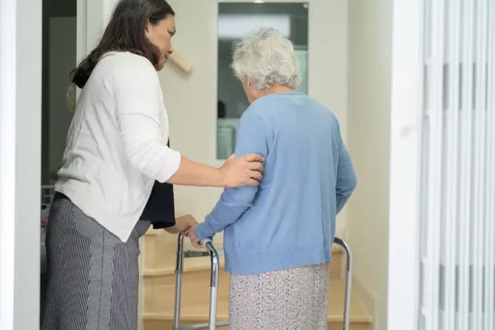 Ils n'ont jamais exercé d'activité professionnelle en France, mais pourraient tout de même percevoir une pension de retraite de 1 000 €.