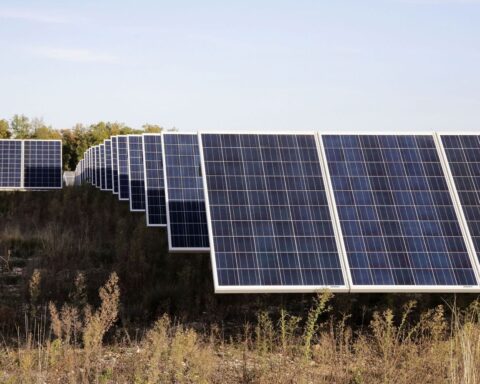 Inauguration de la première centrale photovoltaïque hybride des Landes à Vert avec un investissement de 80 millions €
